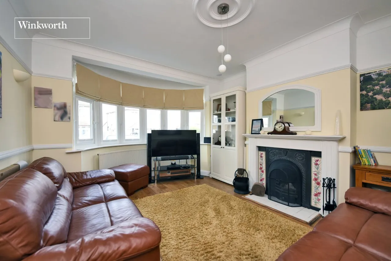 Priory Crescent, Cheam, SM3, photo 3