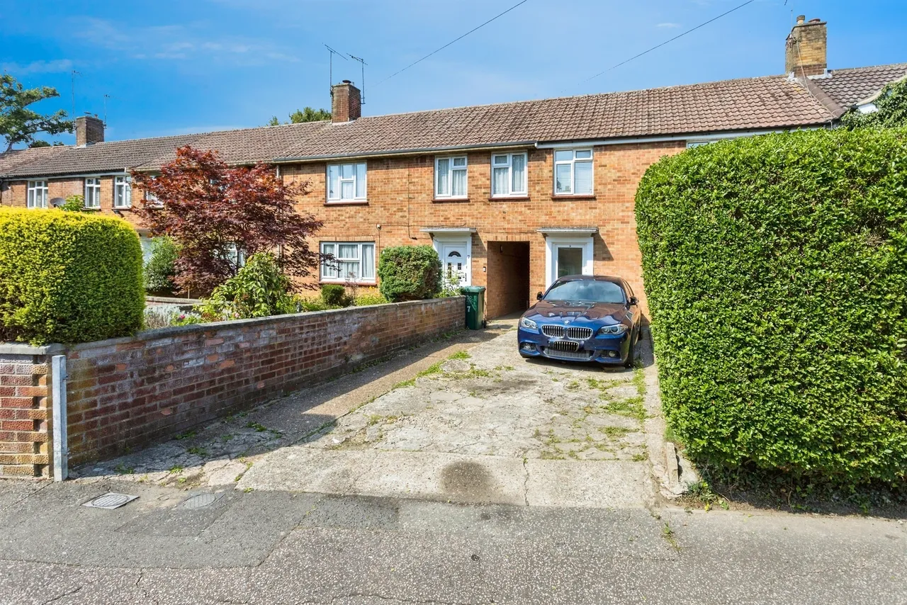 3 bed house for sale — Steyning Close, Crawley
