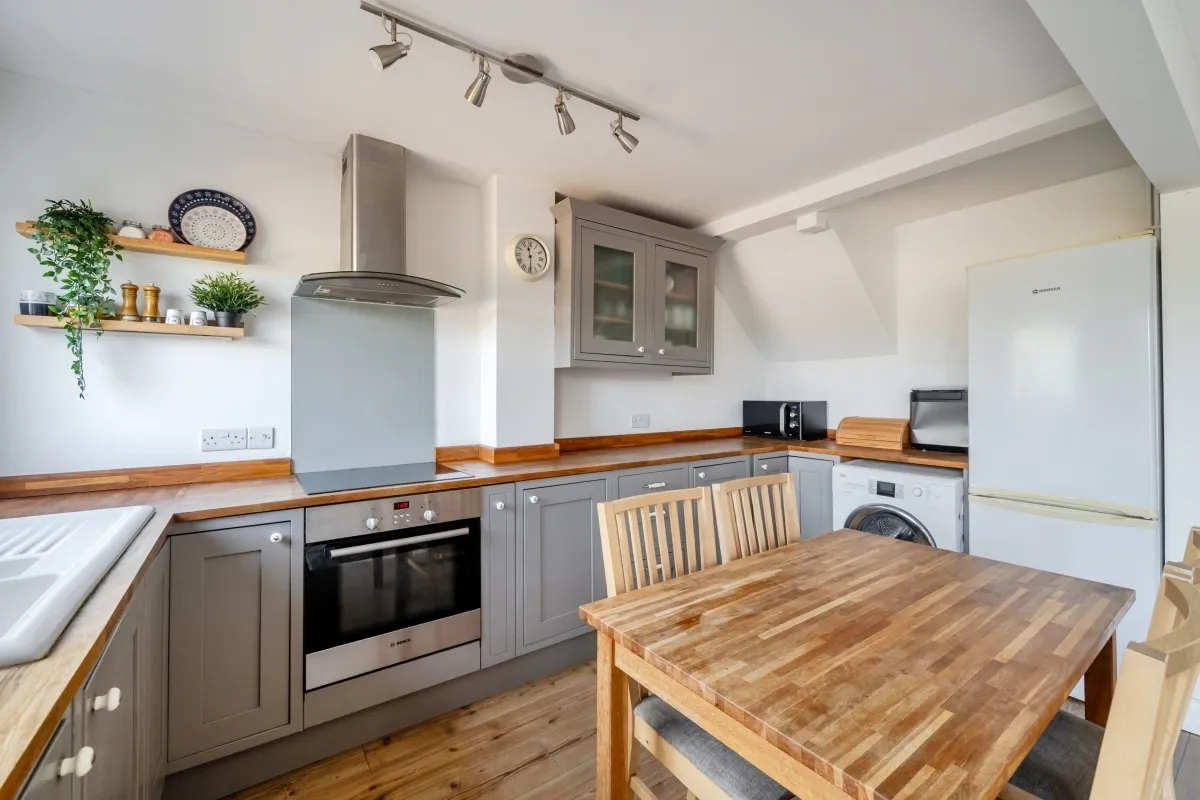 Buckingham Gardens, West Molesey KT8, photo 6