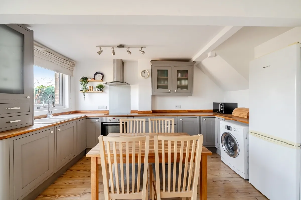 Buckingham Gardens, West Molesey KT8, photo 4