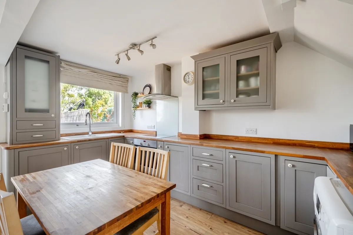 Buckingham Gardens, West Molesey KT8, photo 5