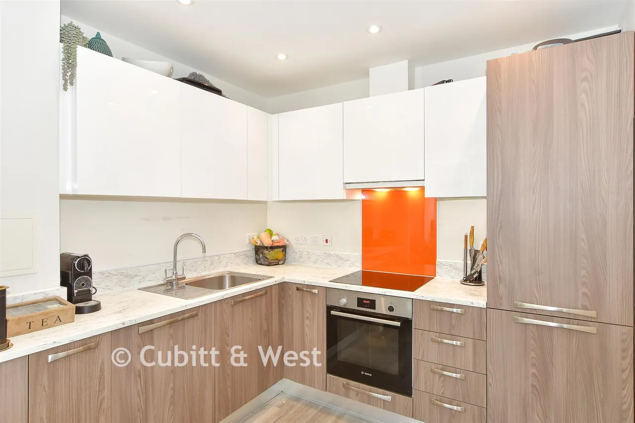 Wood Street, East Grinstead, RH19, photo 2