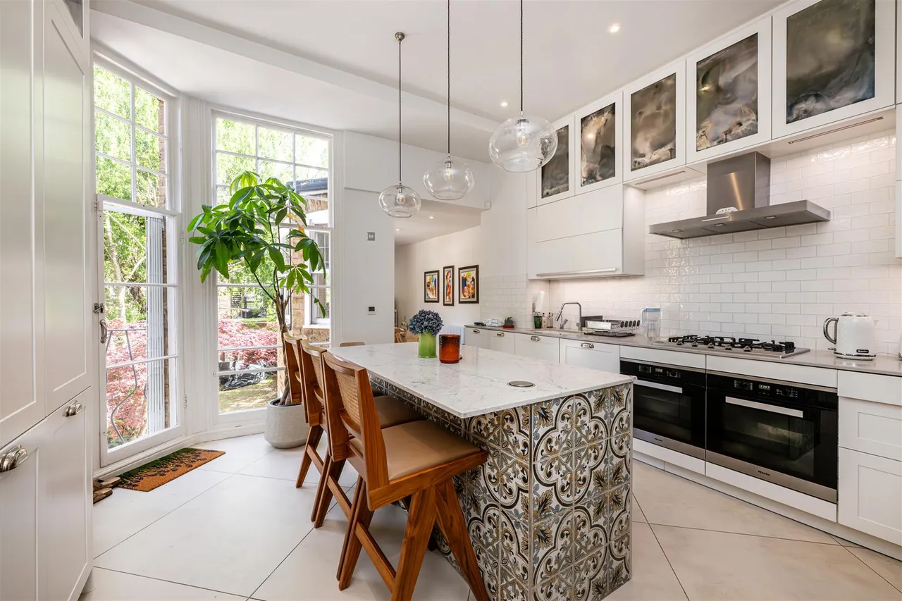 3 bed flat for sale — Randolph Avenue, Little Venice, London, W9 1PE