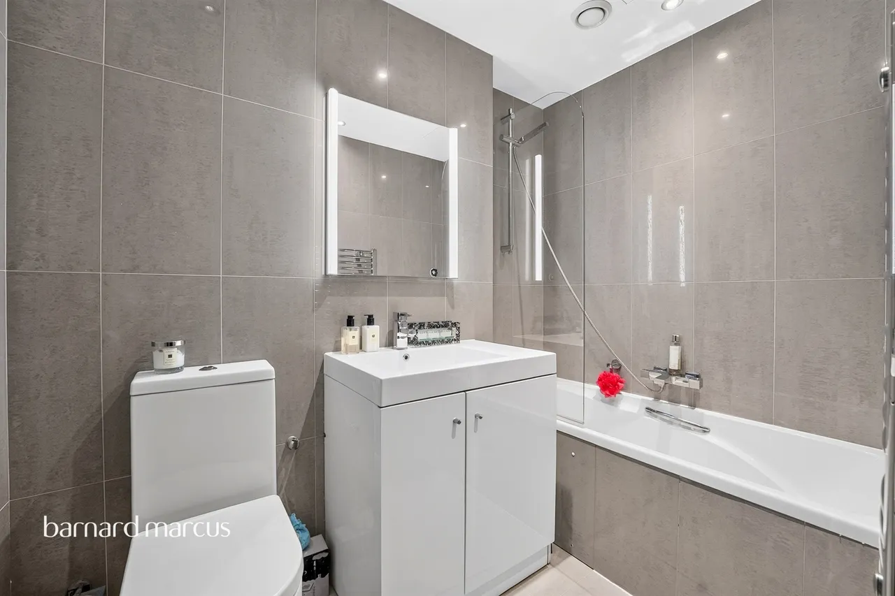 Bridges Court Road, London, SW11, photo 9