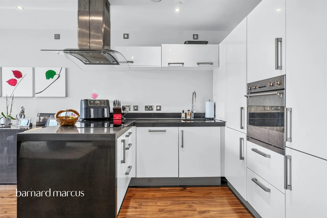 Bridges Court Road, London, SW11, photo 2