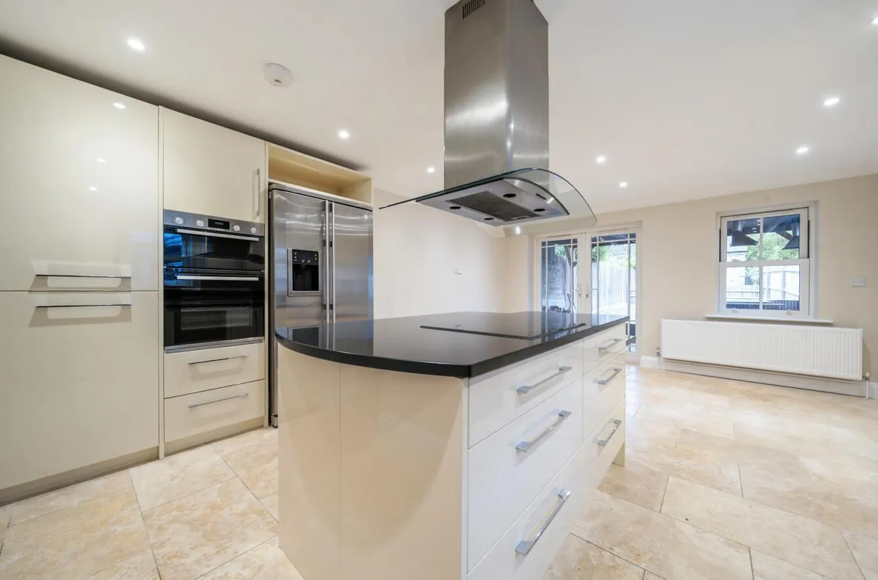 Portesbery Road, Camberley, photo 2