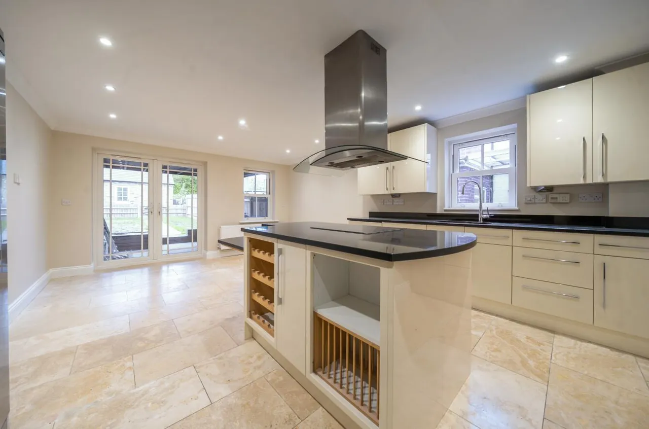 Portesbery Road, Camberley, photo 9