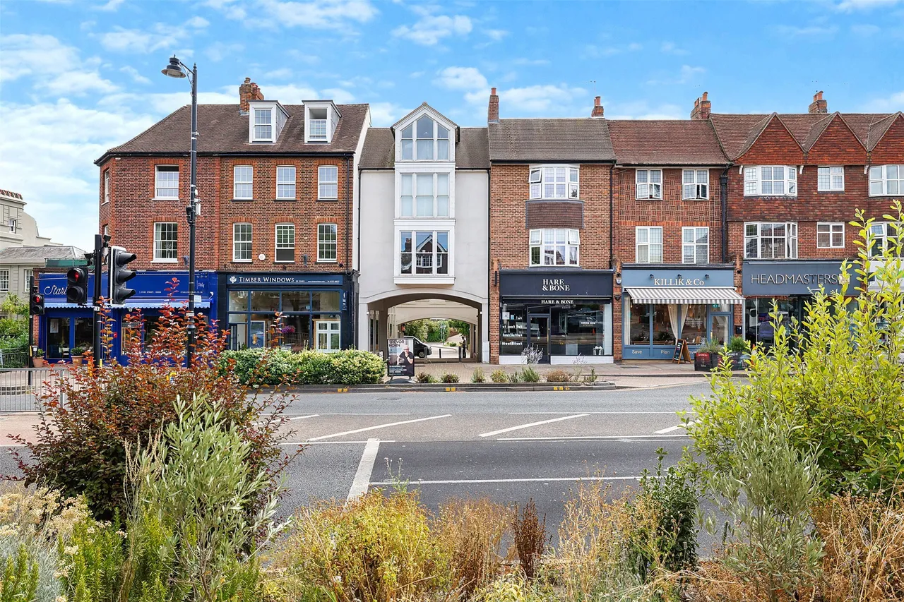 property to rent, King Georges Walk, Esher, KT10