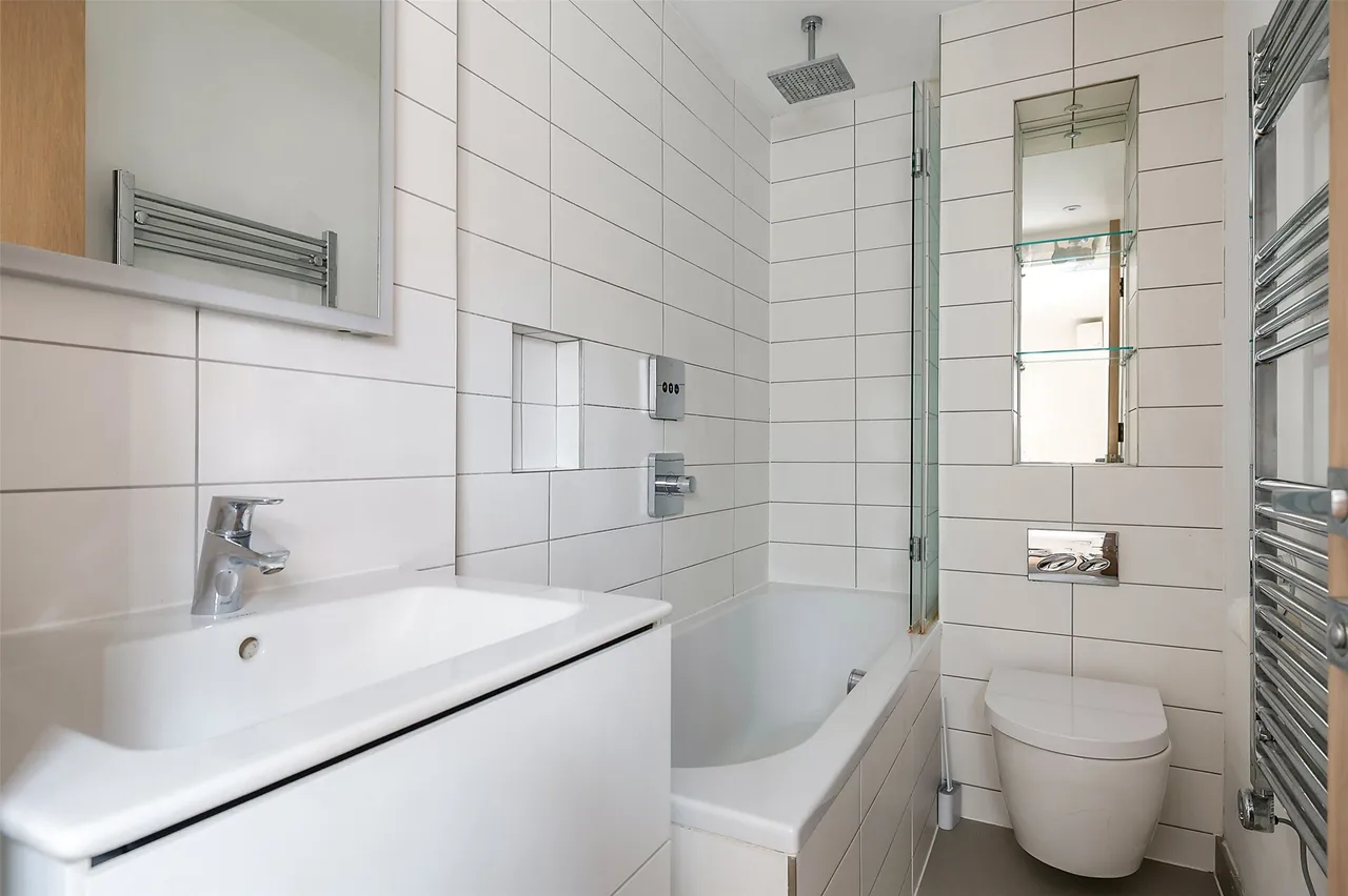 King Georges Walk, Esher, KT10, photo 4