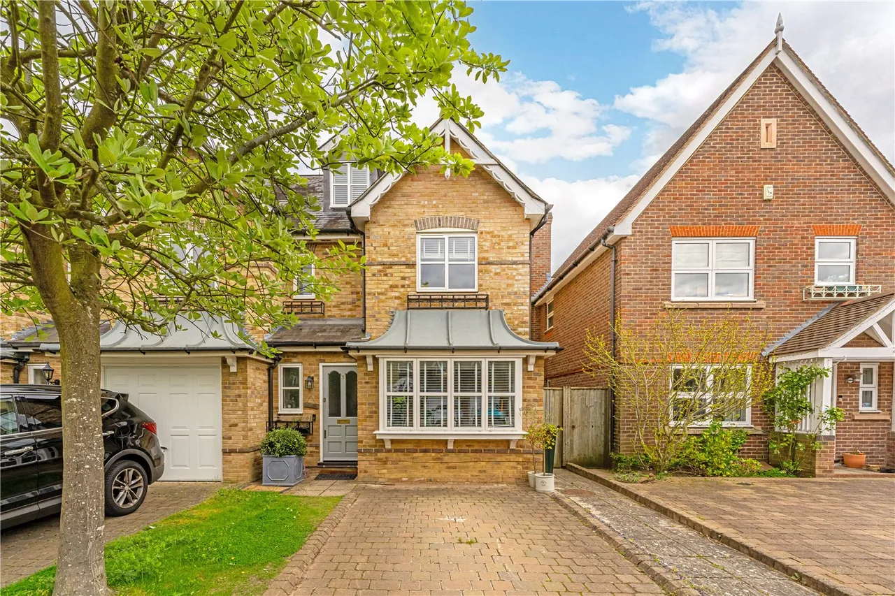 4 bed house for sale — Harvey Drive, Hampton, TW12 2FB