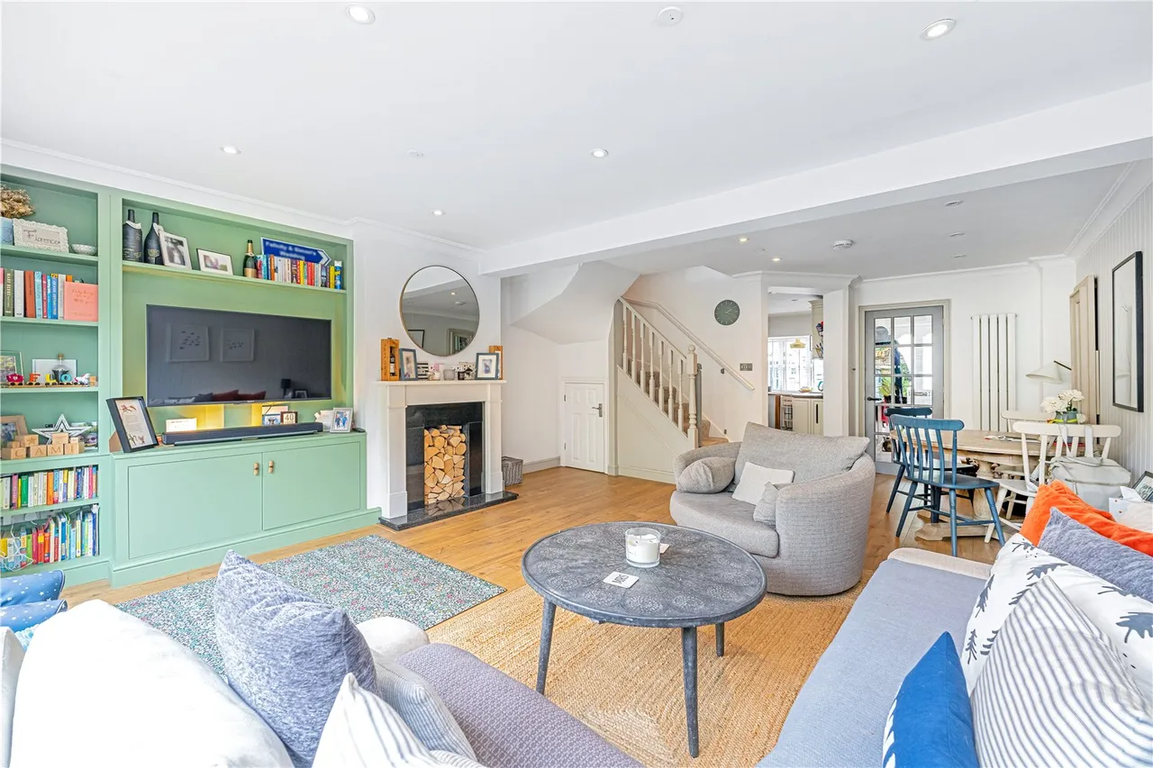 Harvey Drive, Hampton, TW12 2FB, photo 2