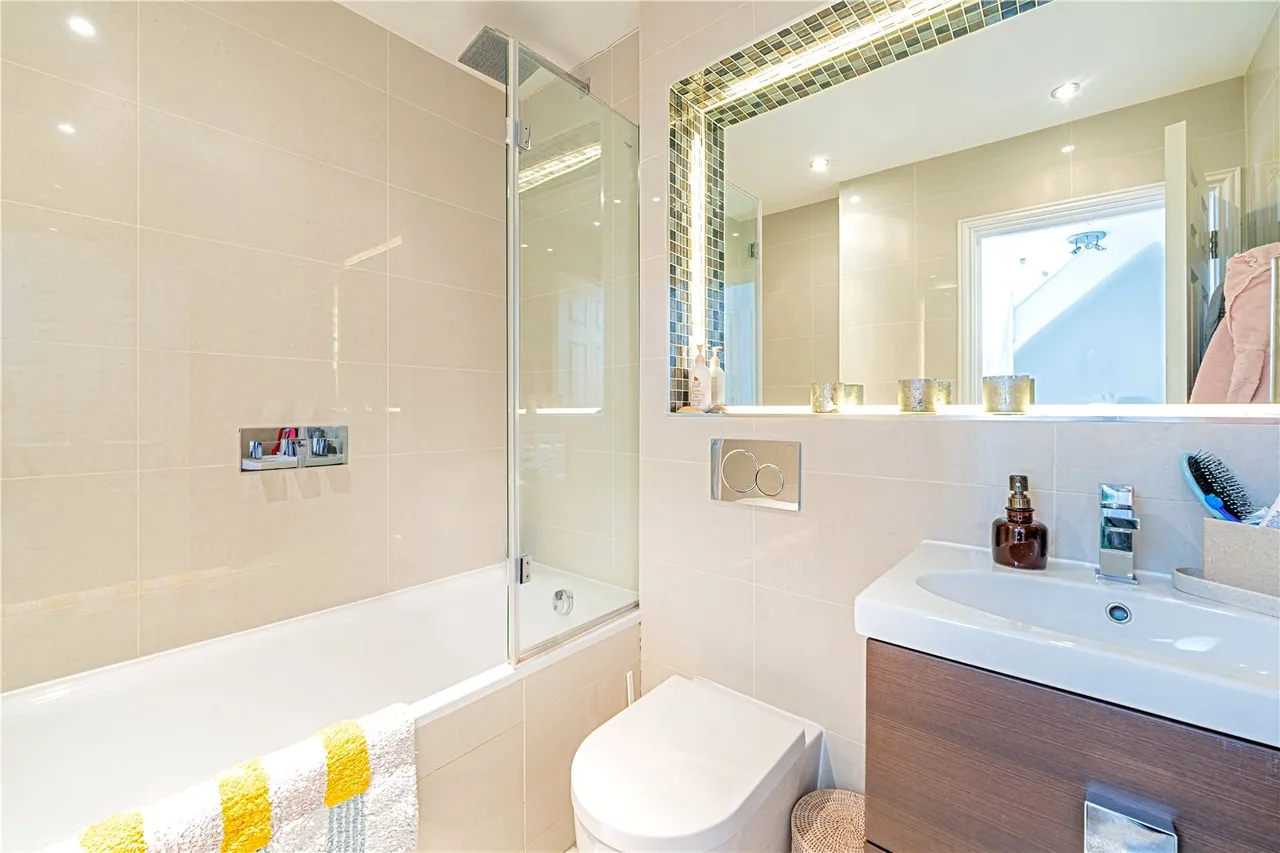 Harvey Drive, Hampton, TW12 2FB, photo 12