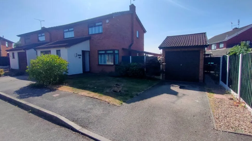 Ivy Close, Wrexham, LL11, photo 2