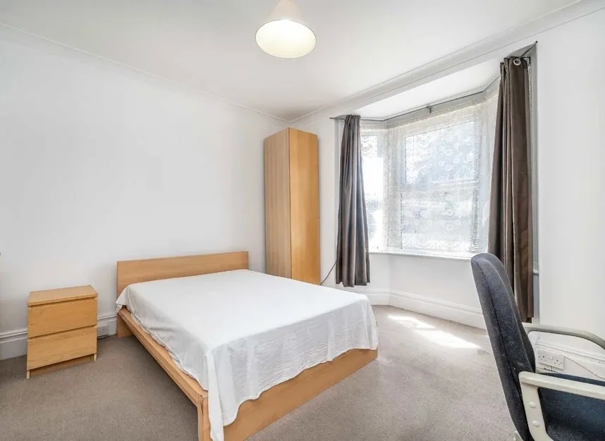 Hanworth Road, Feltham, TW13, photo 9
