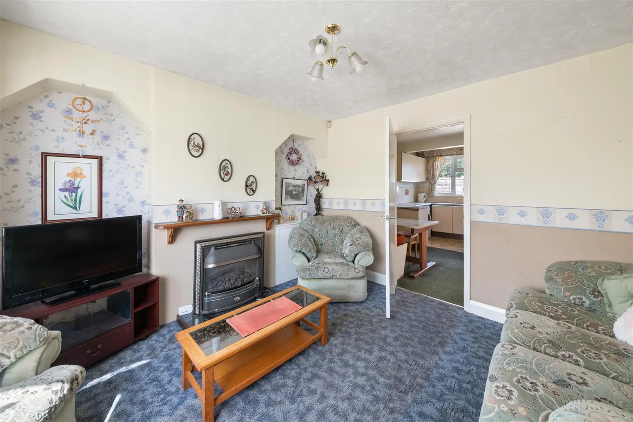 Priory Close, Denham, photo 8