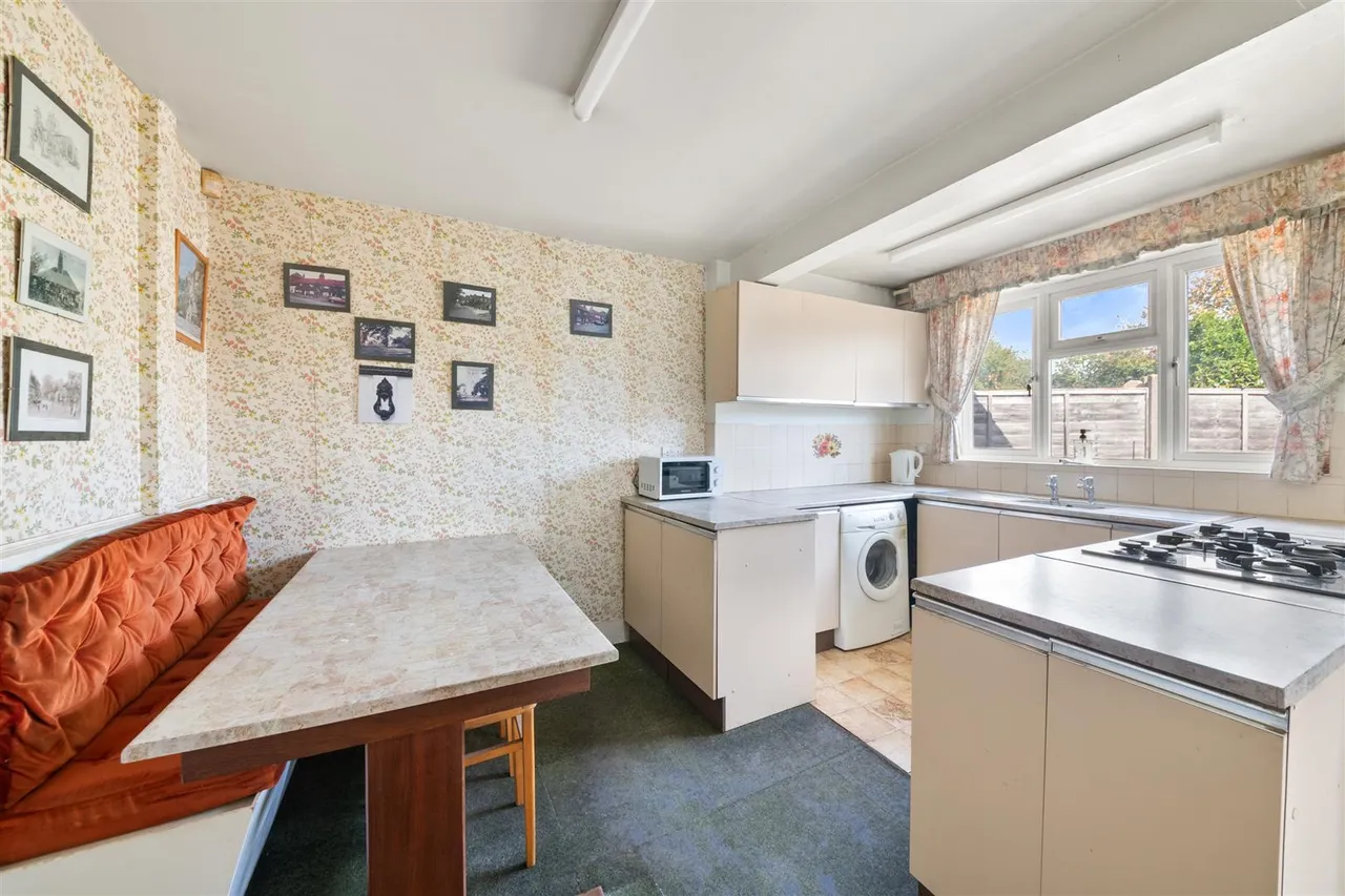 Priory Close, Denham, photo 11