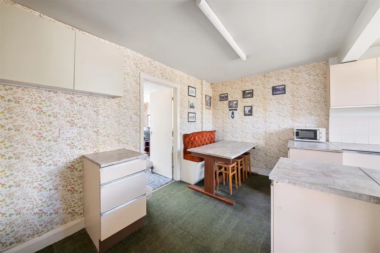 Priory Close, Denham, photo 13