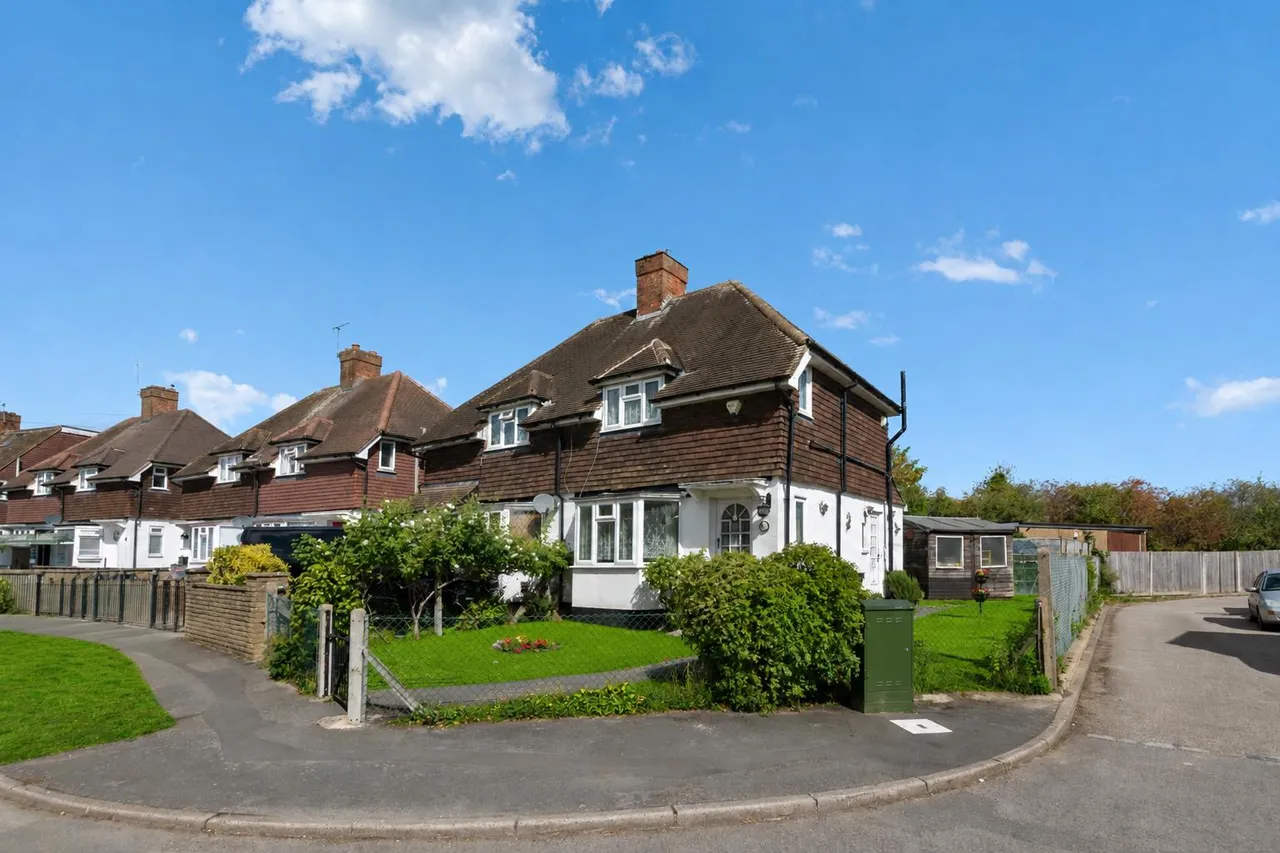 Priory Close, Denham, photo 2