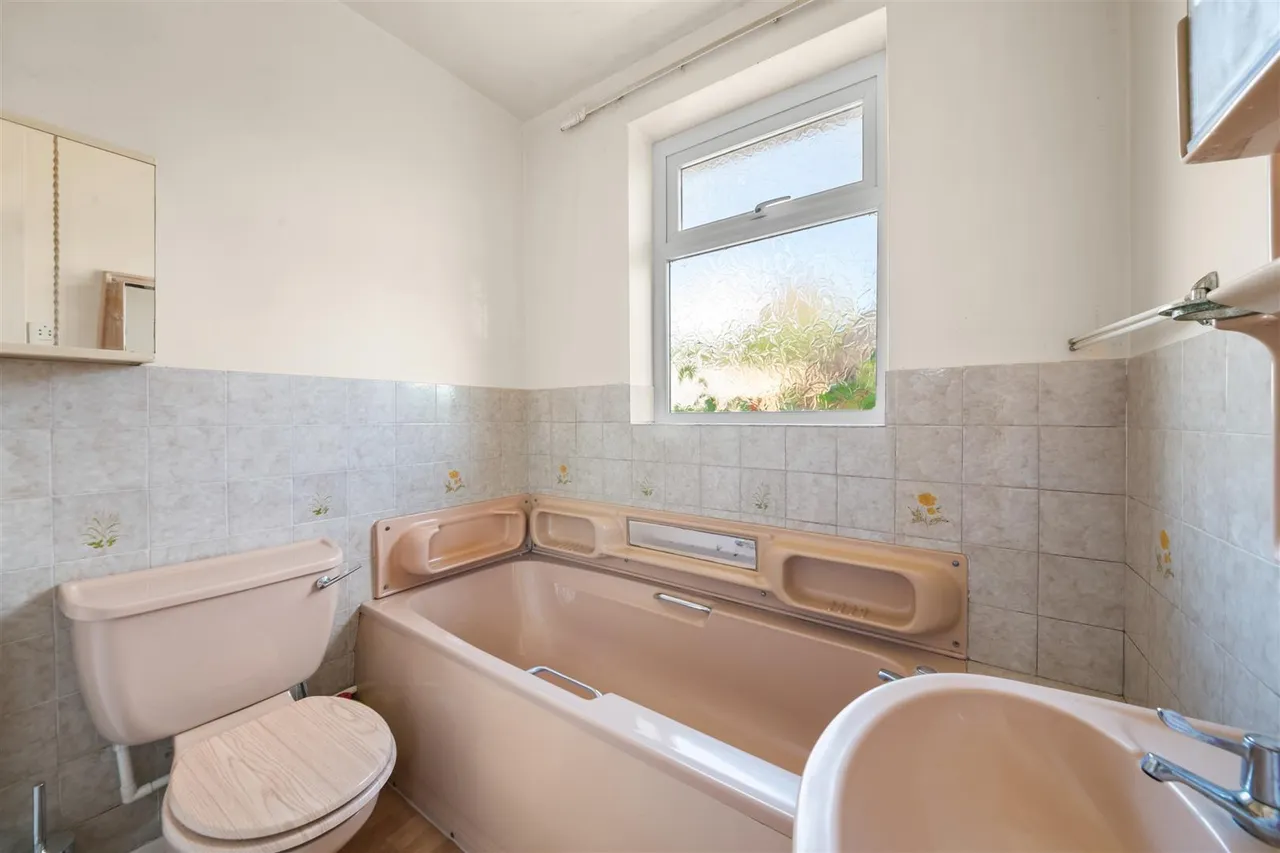 Priory Close, Denham, photo 14