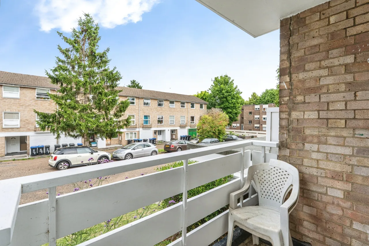 2 bed flat for sale, South View Court, Woking, GU22