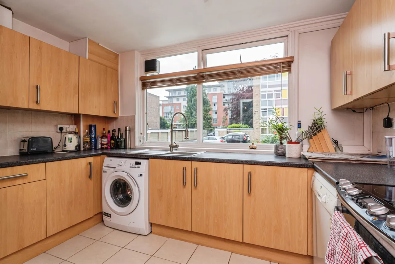 South View Court, Woking, GU22, photo 7