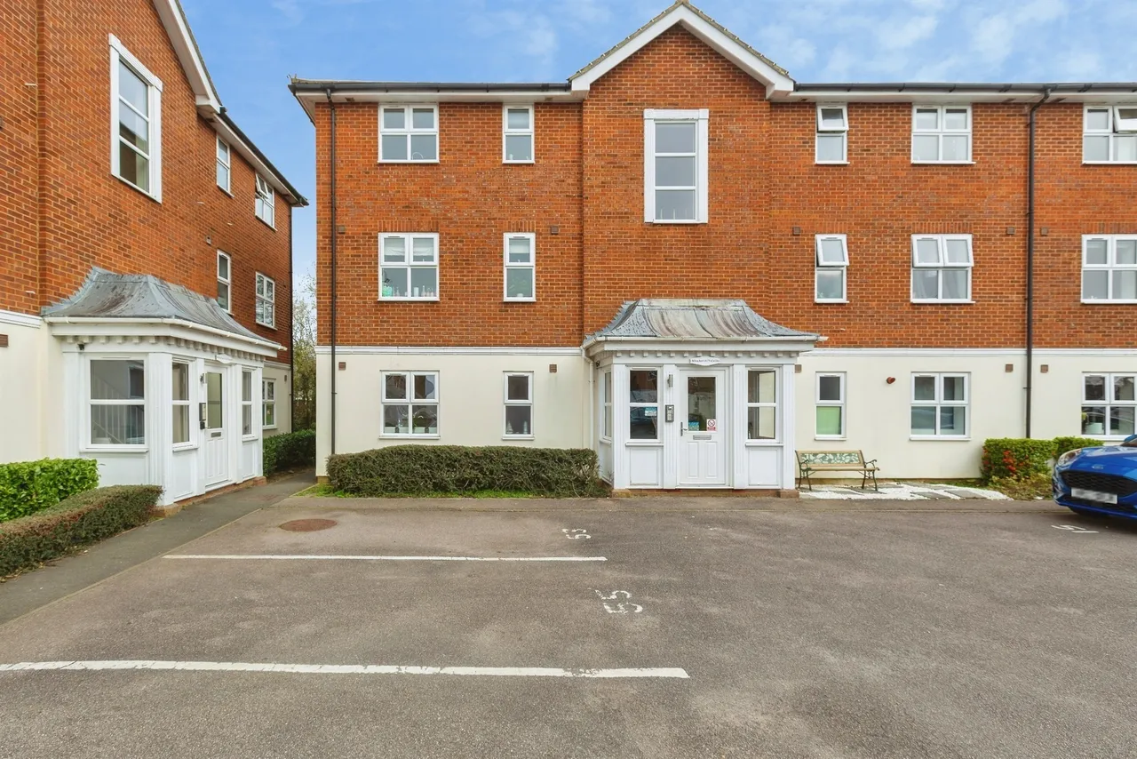 1 bed flat for sale — Whinchat, Watermead, Aylesbury
