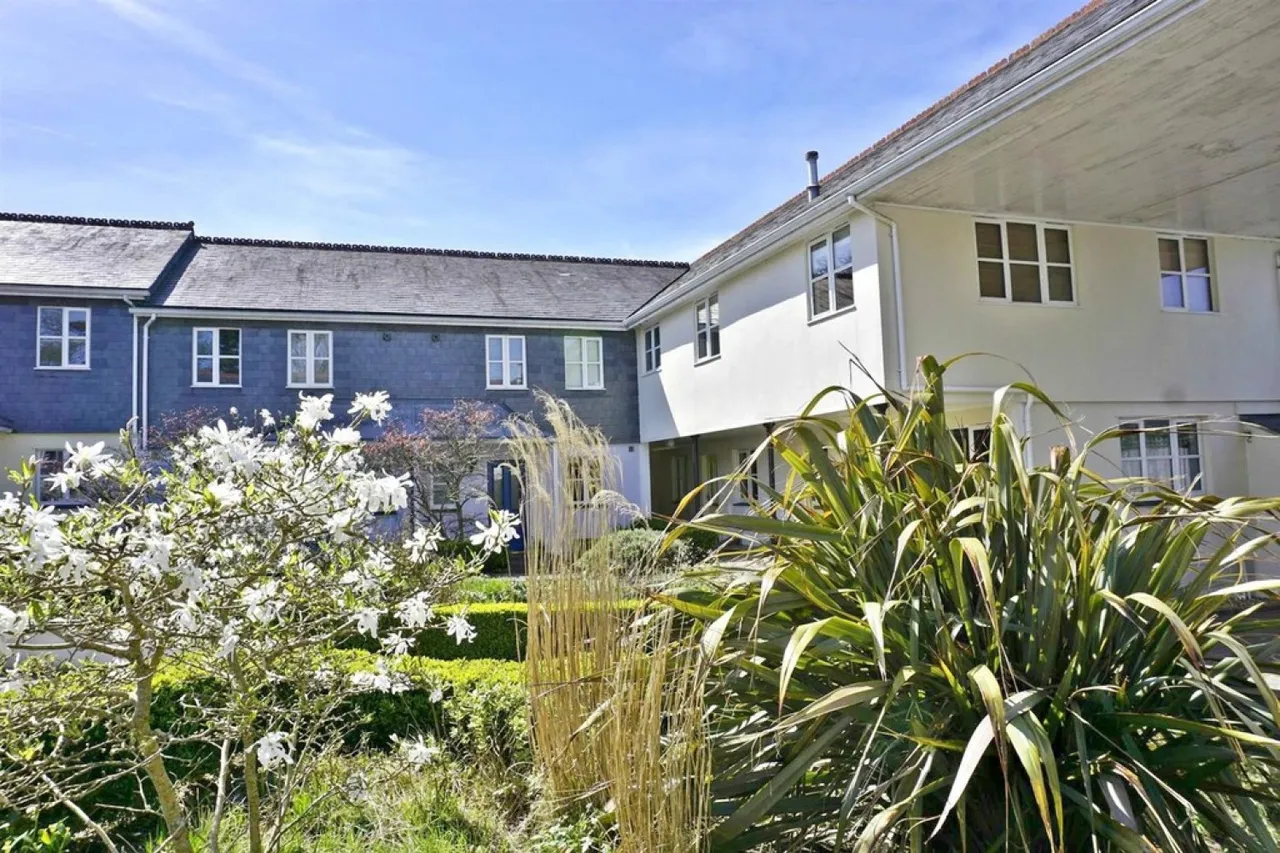 The Walled Garden, TR10, photo 8