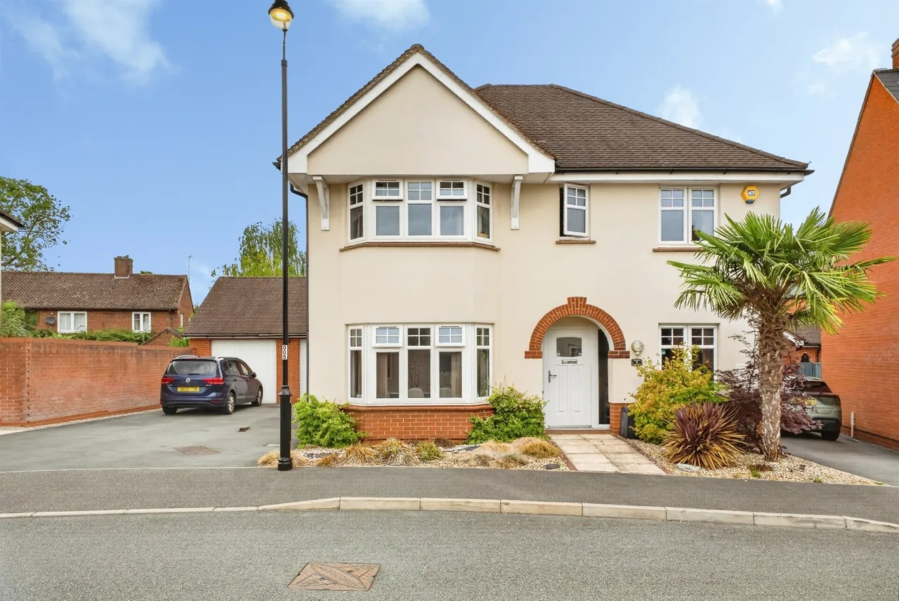 4 bed house for sale — Chaplins Drive, Roade, Northampton