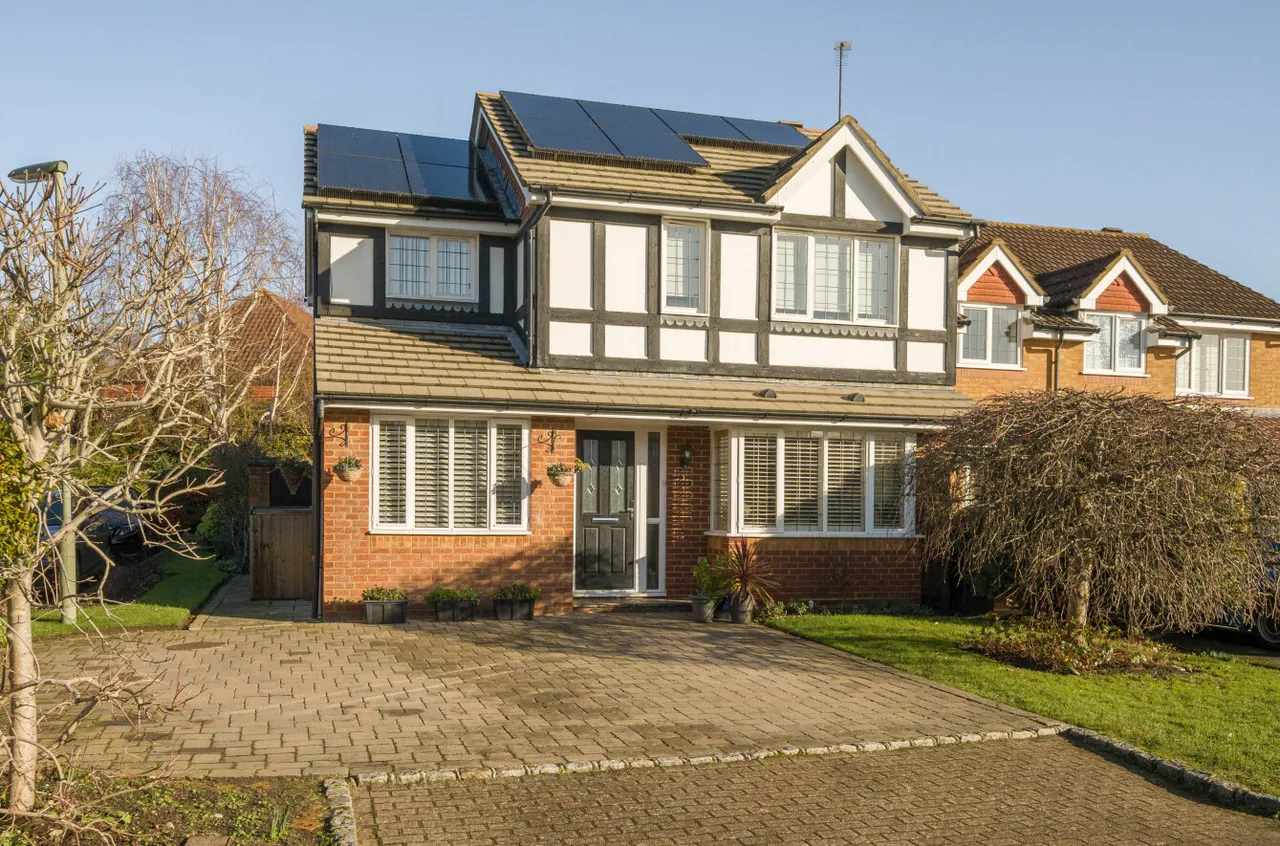 5 bed house for sale — Prunus Close, West End, Woking, Surrey, GU24 9NU