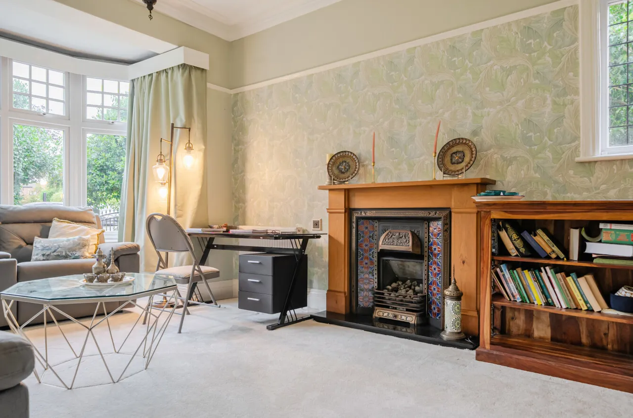 North Parade, West Park, LS16, photo 9