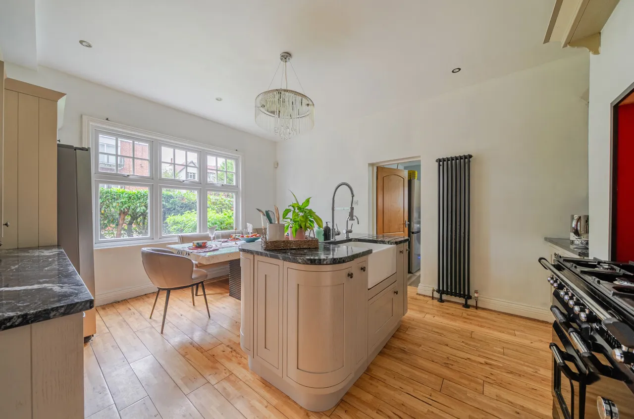 North Parade, West Park, LS16, photo 11