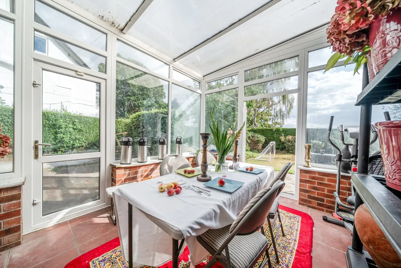 North Parade, West Park, LS16, photo 14