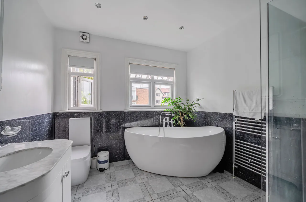 North Parade, West Park, LS16, photo 25