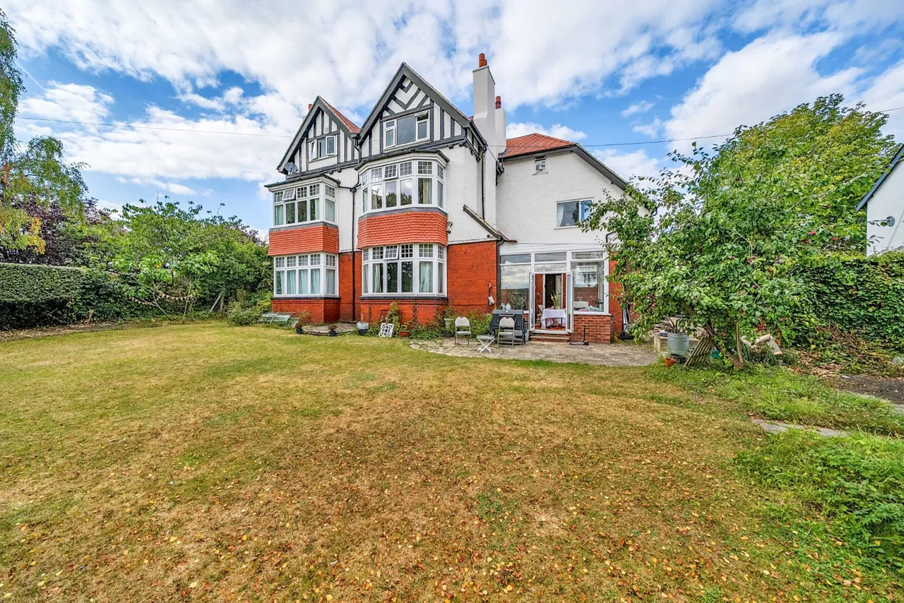 7 bed house for sale, North Parade, West Park, LS16