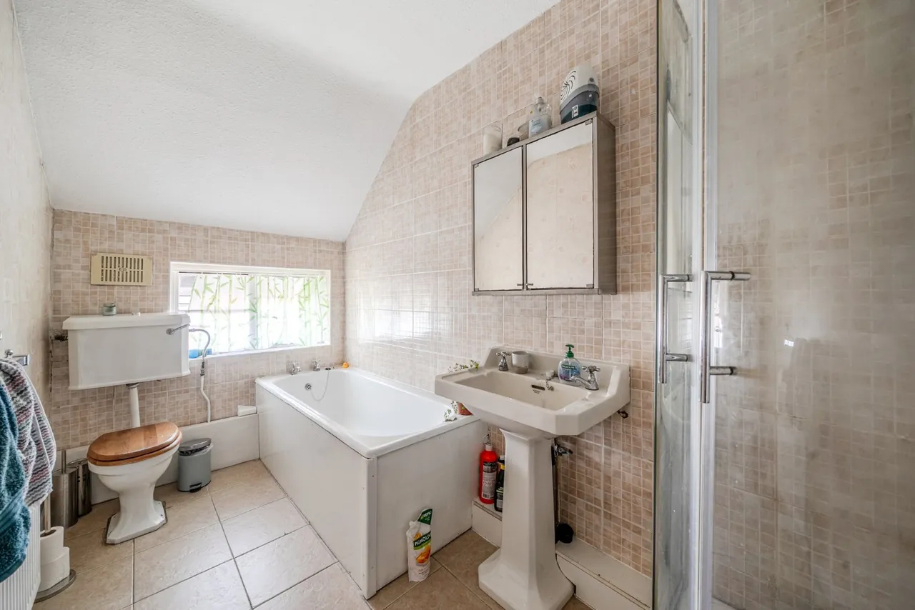 North Parade, West Park, LS16, photo 37