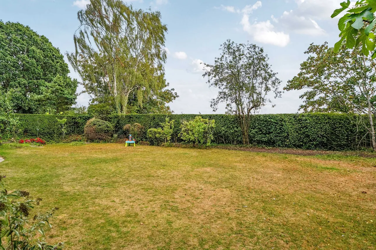 North Parade, West Park, LS16, photo 4