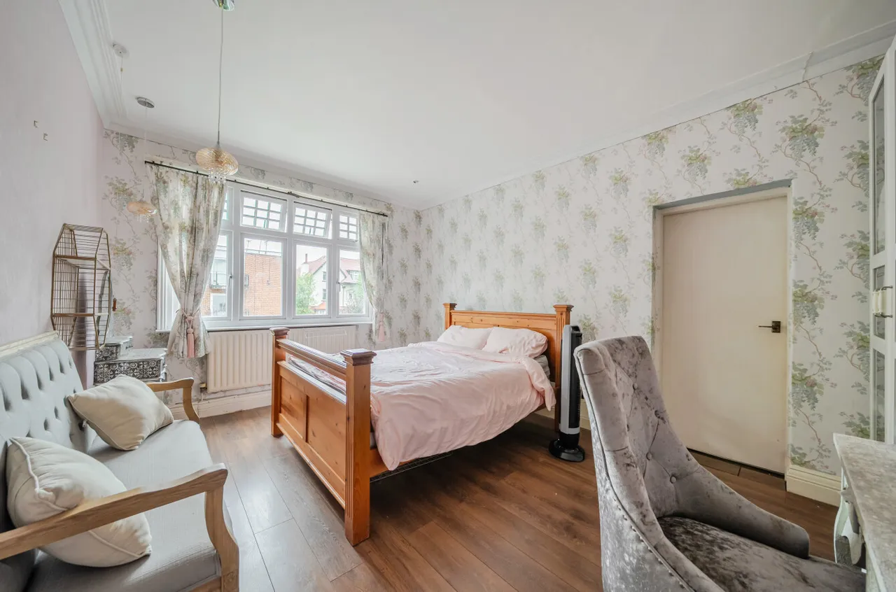 North Parade, West Park, LS16, photo 23