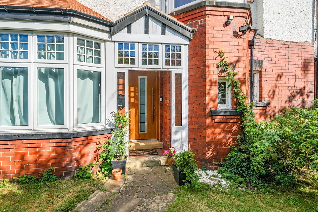 North Parade, West Park, LS16, photo 5