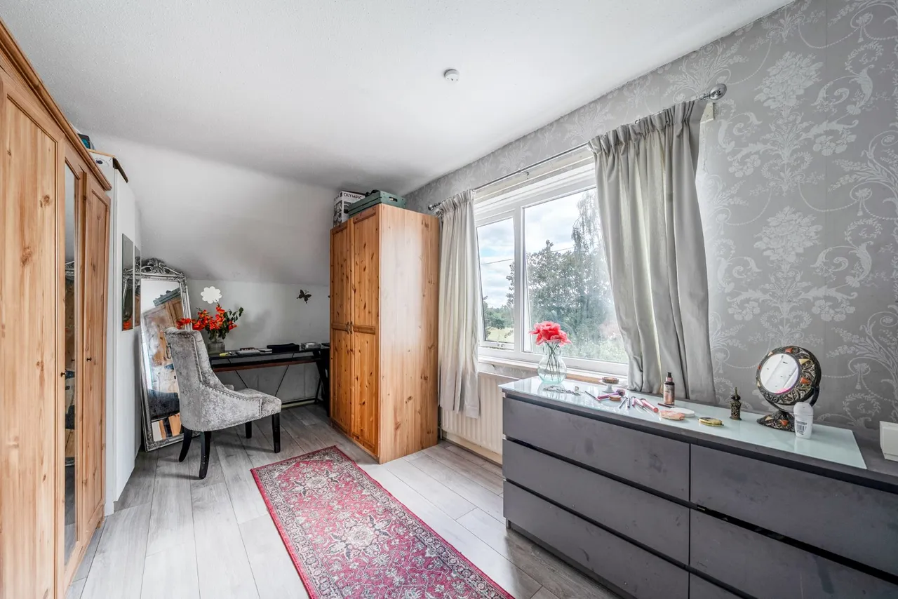 North Parade, West Park, LS16, photo 24