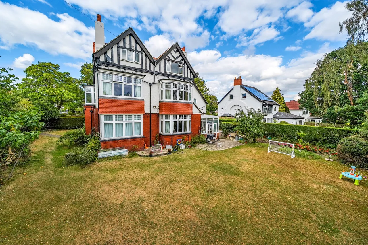 North Parade, West Park, LS16, photo 6