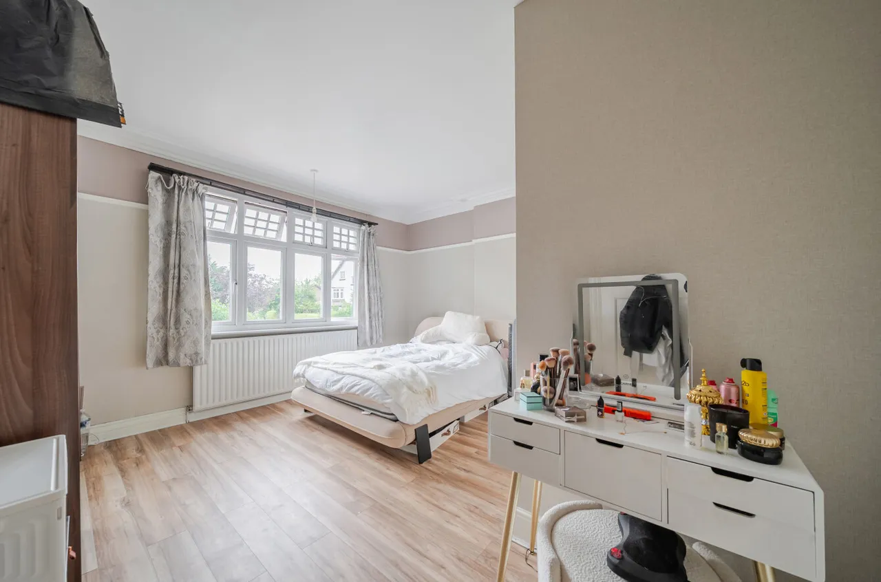 North Parade, West Park, LS16, photo 22