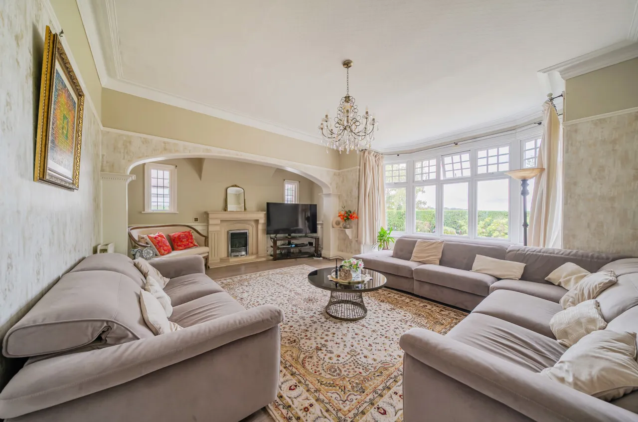 North Parade, West Park, LS16, photo 2