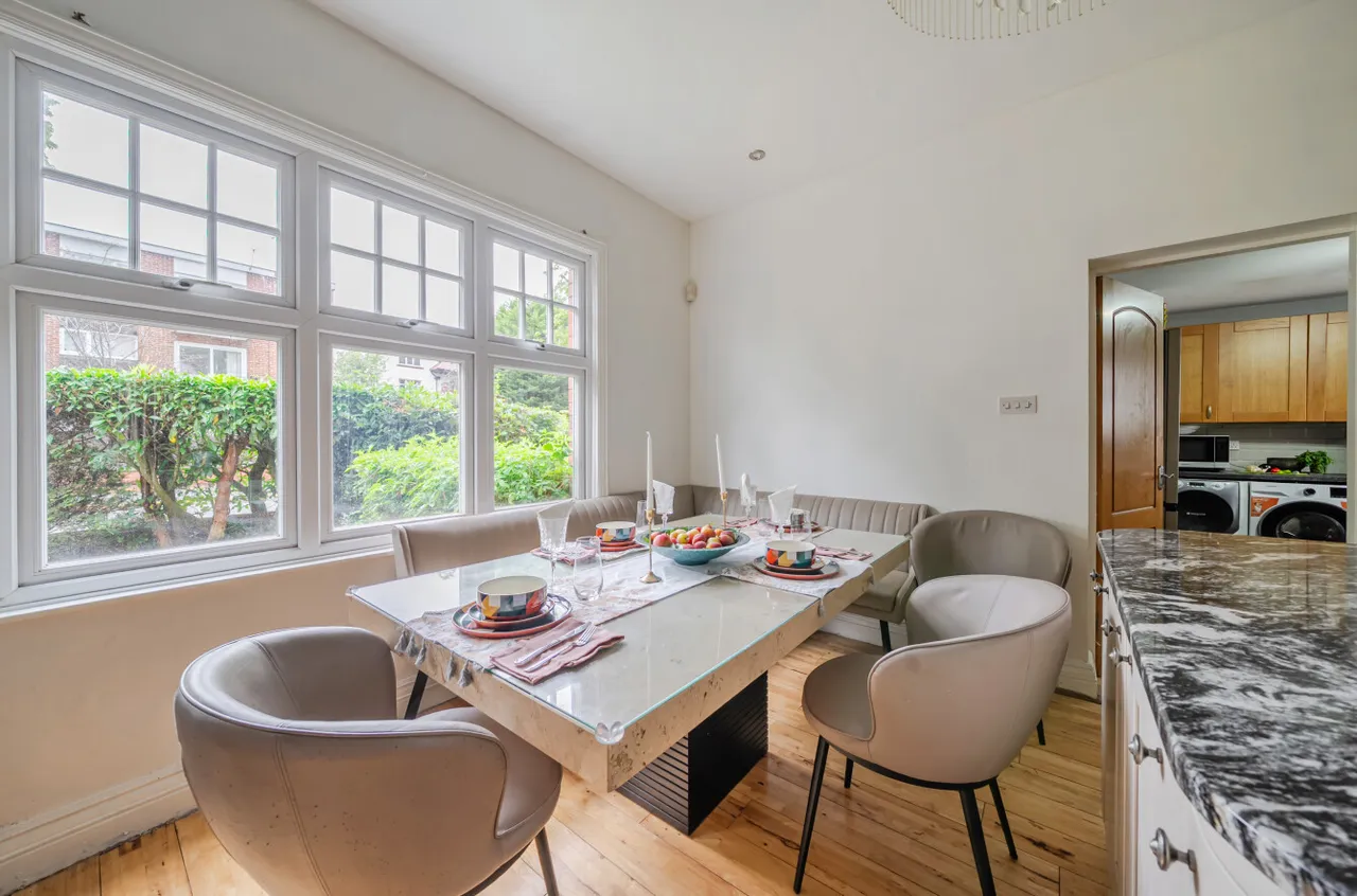 North Parade, West Park, LS16, photo 12