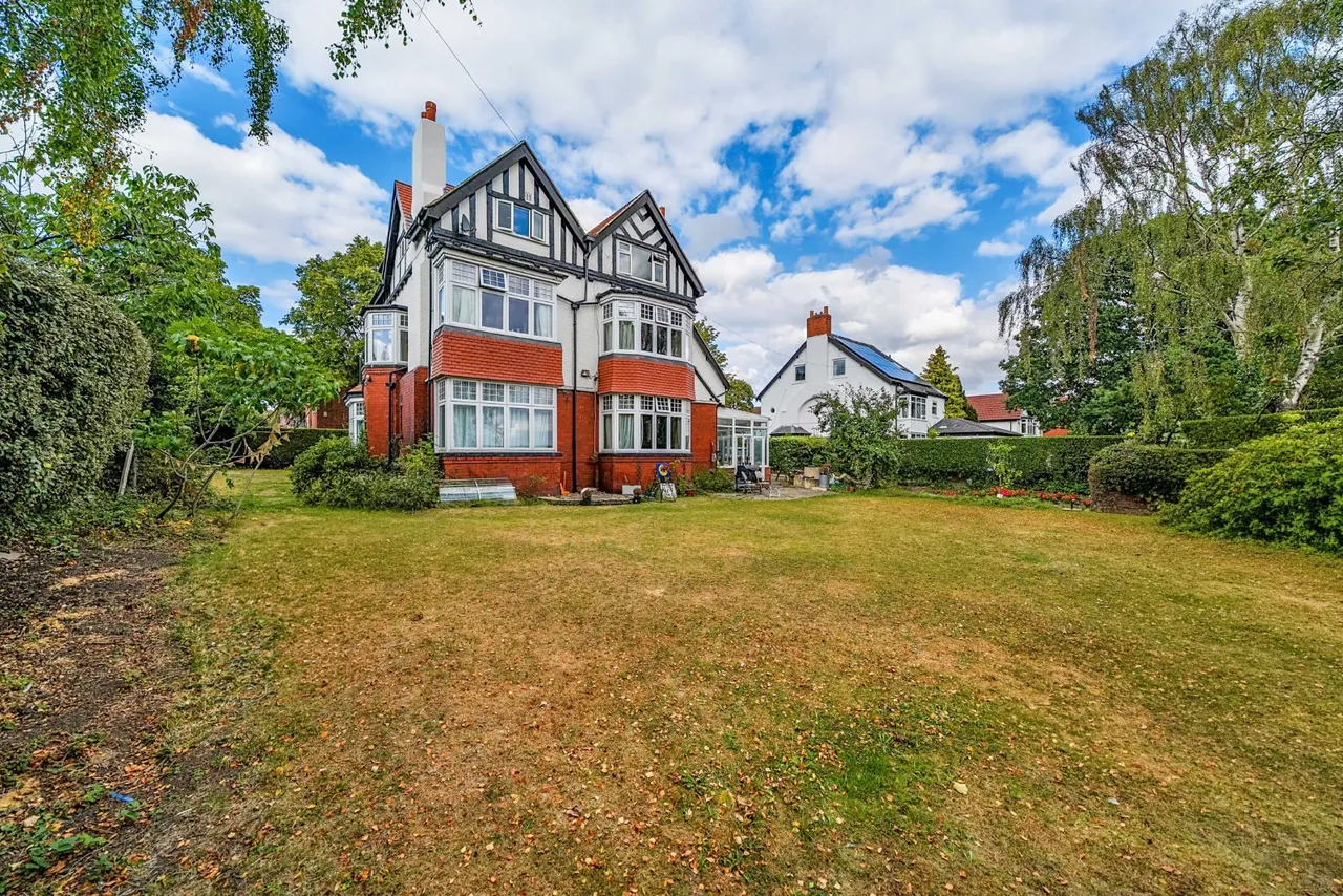 North Parade, West Park, LS16, photo 27