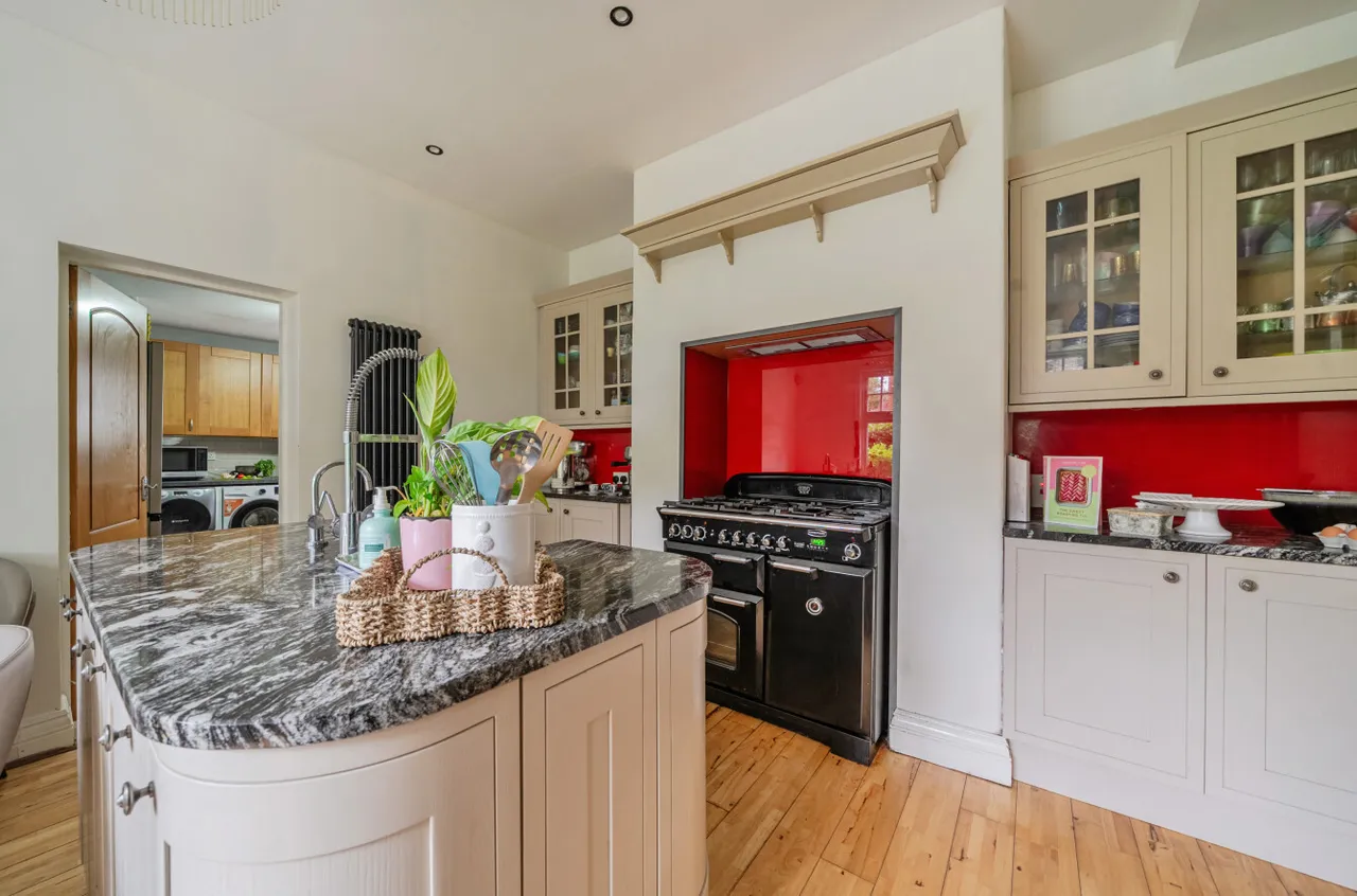 North Parade, West Park, LS16, photo 10