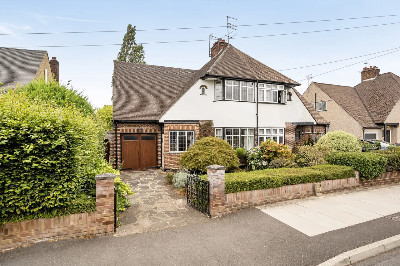 3 bed house for sale — Pinn Way, Ruislip, HA4
