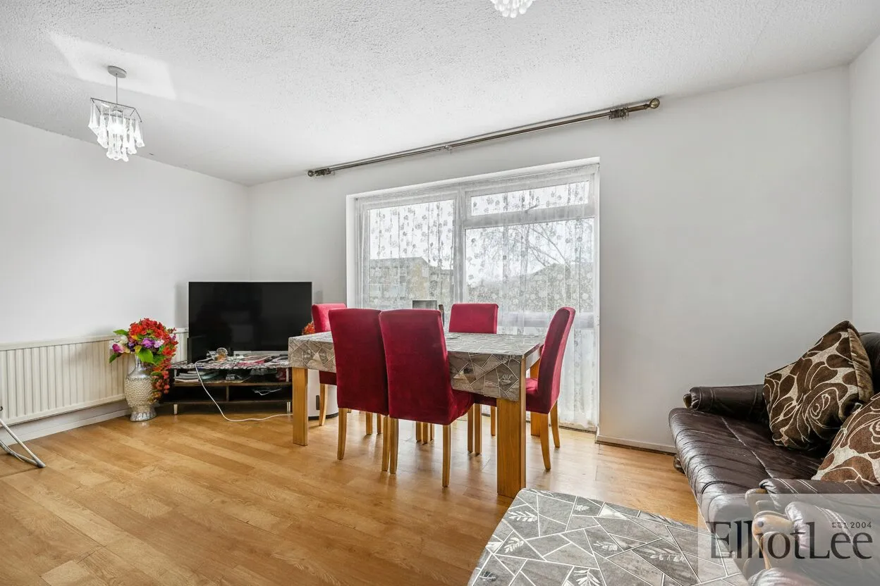 Nigel Close, Northolt, UB5, photo 2