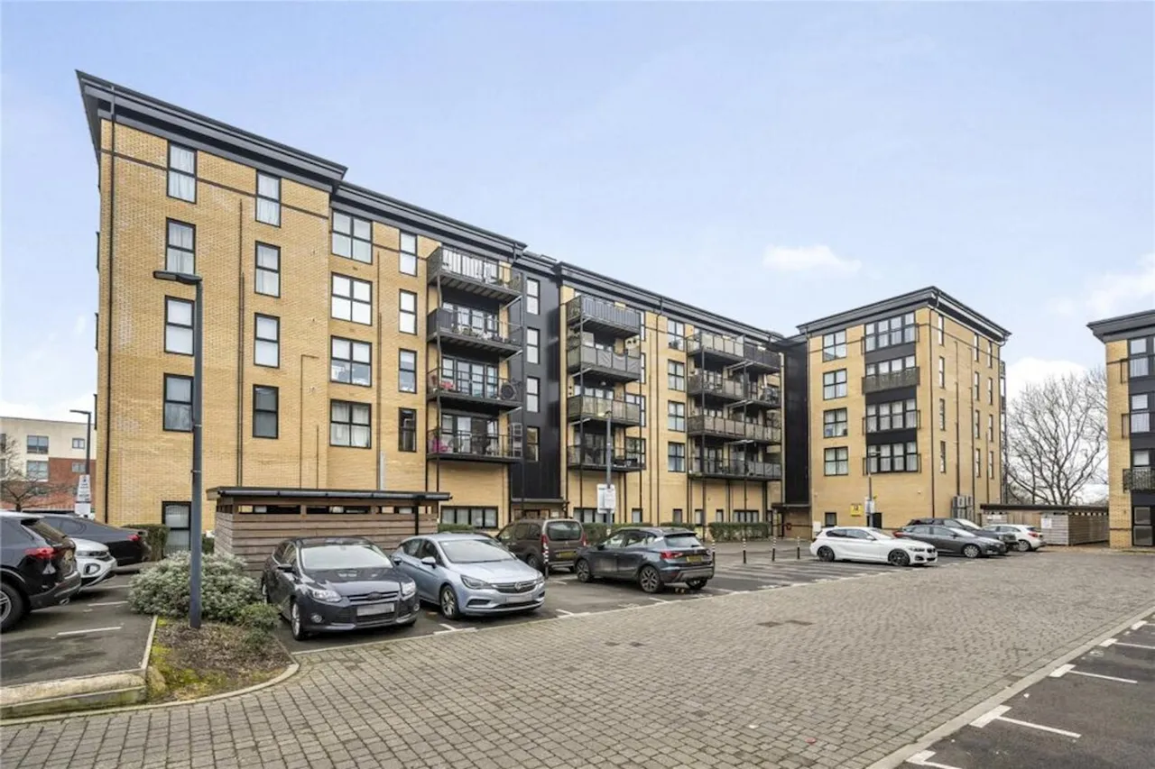 2 bed flat for sale, Giles Crescent, Stevenage, SG1