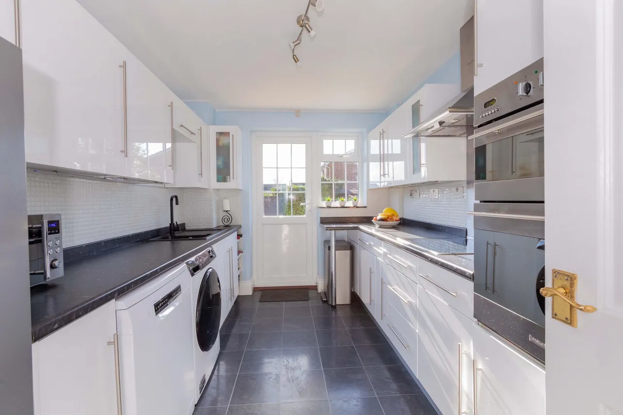 Dorchester Close, Cranbrook Drive, Maidenhead, Berkshire, photo 2