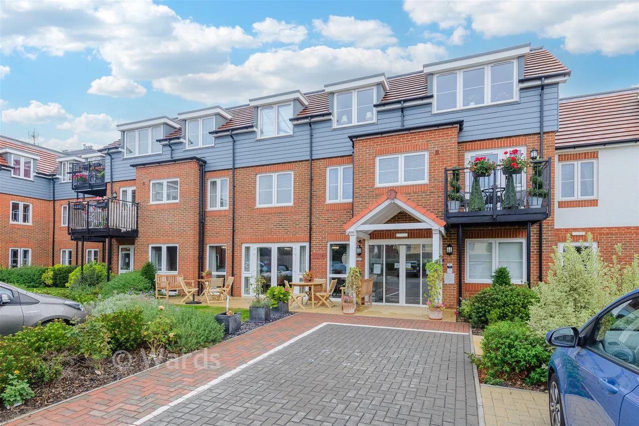2 bed flat for sale, High Street, Rainham, ME8